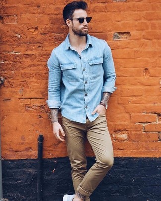 Как носить голубую джинсовую рубашку с светло-коричневыми брюками чинос в 30 лет в стиле кэжуал: Дуэт голубой джинсовой рубашки и светло-коричневых брюк чинос в мужском луке поможет добиться ощущения "элегантной свободы". Любишь рисковать? Тогда дополни лук голубыми кроссовками.