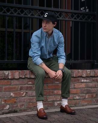 Какие брюки чинос носить с коричневыми лоферами: Поклонникам стиля casual будет по душе дуэт голубой джинсовой рубашки и брюк чинос. Закончив образ коричневыми лоферами, можно получить занятный результат.