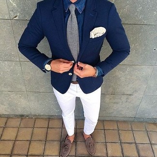 С чем носить серый вязаный галстук в 30 лет мужчине: Если ты приписываешь себя к той немногочисленной группе молодых людей, способных неплохо разбираться в моде, тебе придется по душе дуэт синей джинсовой рубашки и серого вязаного галстука. Коричневые замшевые лоферы с кисточками добавят ансамблю эффектности.