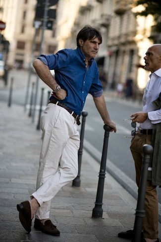 Какие брюки носить с коричневой обувью за 40 лет мужчине в теплую погоду в стиле смарт-кэжуал: Синяя джинсовая рубашка и брюки — необходимые элементы в гардеробе любителей расслабленного стиля. Разбавить лук и добавить в него толику классики помогут темно-коричневые замшевые лоферы с кисточками.