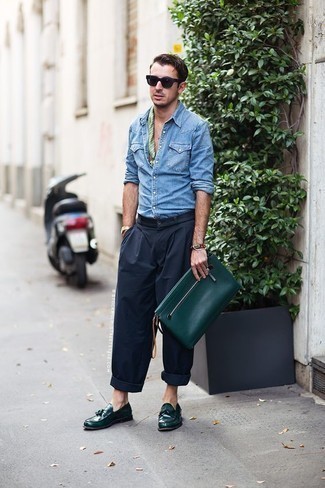 Какие джинсовые рубашки носить с темно-синими брюками чинос лето в стиле смарт-кэжуал: Комбо из джинсовой рубашки и темно-синих брюк чинос позволит подчеркнуть твой личный стиль и выигрышно выделиться из серой массы. Любители необычных луков могут завершить лук темно-зелеными кожаными лоферами с кисточками, тем самым добавив в него чуточку изысканности. Переносить летнюю жару в таком ансамбле гораздо легче.
