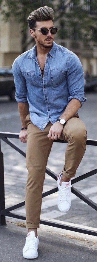 Как носить светло-коричневые брюки чинос с белыми низкими кедами в 20 лет: Синяя джинсовая рубашка в паре со светло-коричневыми брюками чинос поможет создать модный мужской образ. В тандеме с этим ансамблем отлично выглядят белые низкие кеды.