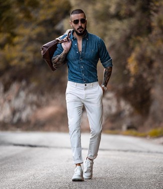 Как носить белые кеды с синей джинсовой рубашкой в 30 лет мужчине в стиле кэжуал: Сочетание синей джинсовой рубашки и белых брюк чинос — отличный вариант для воплощения мужского образа в элегантно-деловом стиле. Белые кеды позволят сделать образ менее официальным.