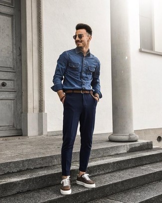 Какие джинсовые рубашки носить с коричневыми низкими кедами в 30 лет мужчине: Несмотря на свою простоту, дуэт джинсовой рубашки и темно-синих брюк чинос неизменно нравится стильным мужчинам, а также покоряет сердца противоположного пола. Коричневые низкие кеды — прекрасный выбор, чтобы завершить ансамбль.