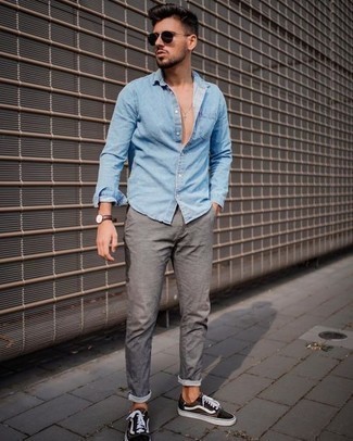 С чем носить голубую джинсовую рубашку в 30 лет мужчине: Тандем голубой джинсовой рубашки и серых брюк чинос поможет создать интересный мужской лук в непринужденном стиле. Весьма недурно здесь смотрятся темно-коричневые низкие кеды из плотной ткани.