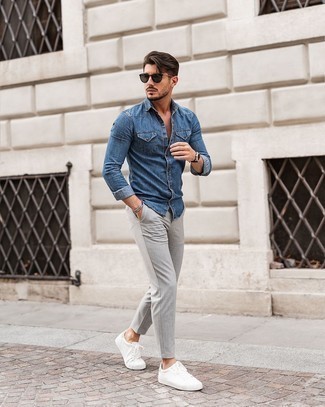 С чем носить синюю джинсовую рубашку в 20 лет мужчине лето: Дуэт синей джинсовой рубашки и серых брюк чинос позволит реализовать в твоем образе городской стиль современного джентльмена. В сочетании с этим ансамблем органично будут выглядеть белые низкие кеды из плотной ткани. Пережить мучительный июльский зной несомненно проще, когда ты одет вот так.