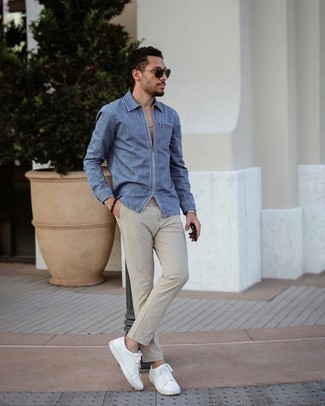 С чем носить синюю джинсовую рубашку мужчине в теплую погоду в стиле кэжуал: Синяя джинсовая рубашка и бежевые брюки чинос — замечательная идея для несложного, но модного мужского образа. Вместе с этим ансамблем прекрасно будут смотреться белые кожаные низкие кеды.