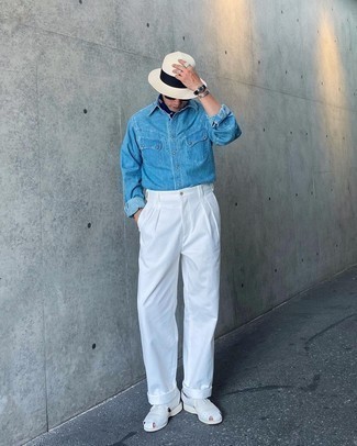 С чем носить белые брюки чинос: Голубая джинсовая рубашка и белые брюки чинос однозначно украсят твой гардероб. Этот образ обретает свежее прочтение в паре с белыми кожаными оксфордами.