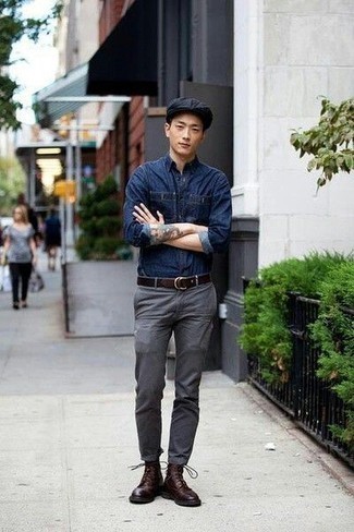 С чем носить кепку мужчине в теплую погоду: Если у тебя запланирован сумасшедший день, сочетание темно-синей джинсовой рубашки и кепки поможет создать функциональный лук в стиле casual. Если тебе нравится сочетать в своих луках разные стили, на ноги можно надеть темно-коричневые кожаные повседневные ботинки.