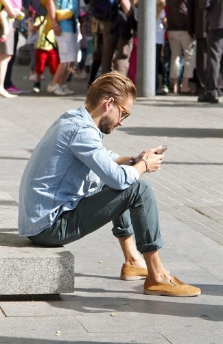 С чем носить голубую джинсовую рубашку в 30 лет мужчине в теплую погоду в стиле кэжуал: Голубая джинсовая рубашка и темно-серые брюки чинос прочно закрепились в гардеробе многих джентльменов, позволяя создавать незаезженные и комфортные ансамбли. Что же до обуви, светло-коричневые замшевые слипоны — наиболее приемлимый вариант.