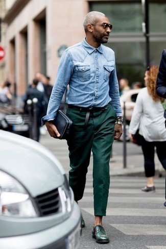 С чем носить синий кожаный мужской клатч за 40 лет мужчине в стиле смарт-кэжуал: Такое лаконичное и практичное сочетание базовых вещей, как голубая джинсовая рубашка и синий кожаный мужской клатч, понравится мужчинам, которые любят проводить дни в постоянном движении. Что же касается обуви, можешь отдать предпочтение классическому стилю и выбрать темно-зеленые кожаные туфли дерби.