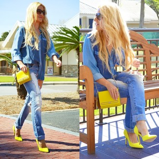 Модный лук: синяя джинсовая рубашка, синие рваные джинсы-бойфренды, желтые кожаные туфли, желтая кожаная сумка через плечо