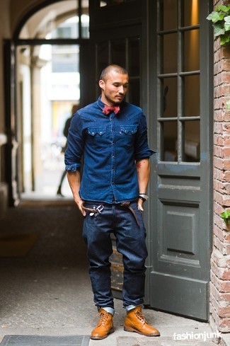 С чем носить темно-синюю джинсовую рубашку в 30 лет мужчине в стиле смарт-кэжуал: Темно-синяя джинсовая рубашка и темно-синие джинсы прочно обосновались в гардеробе многих джентльменов, помогая создавать незаезженные и удобные образы. Почему бы не привнести в этот ансамбль на каждый день толику стильной строгости с помощью светло-коричневых кожаных ботинок броги?
