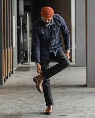 Как носить черные джинсы с темно-синей джинсовой рубашкой в 30 лет мужчине осень: Темно-синяя джинсовая рубашка и черные джинсы отлично подходят для воплощения городского ансамбля на будние дни. Думаешь сделать образ немного строже? Тогда в качестве обуви к этому ансамблю, стоит обратить внимание на темно-коричневые кожаные ботинки челси. В таком отпадном ансамбле грустить по прошедшему лету просто не представляется возможным.