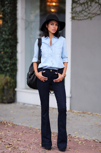 Как носить джинсы-клеш с туфлями: Несмотря на то, что это достаточно легкий ансамбль, тандем голубой джинсовой рубашки и джинсов-клеш продолжает завоевывать сердца многих барышень. Пара туфель свяжет образ воедино.