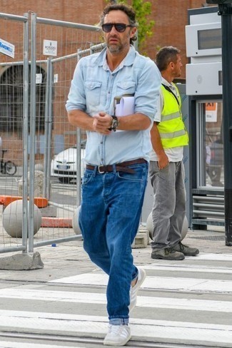 С чем носить бирюзовую джинсовую рубашку за 50 лет мужчине: Бирюзовая джинсовая рубашка и синие джинсы — идеальный выбор, если ты ищешь расслабленный, но в то же время стильный мужской лук. Серые замшевые низкие кеды неплохо дополнят этот лук.