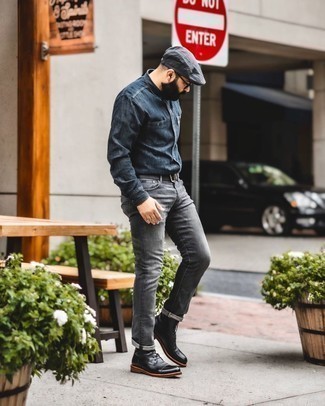 С чем носить рубашку мужчине осень в стиле кэжуал: Рубашка и темно-серые джинсы будет прекрасной идеей для непринужденного лука на каждый день. Хочешь добавить в этот образ толику строгости? Тогда в качестве обуви к этому образу, стоит обратить внимание на черные кожаные повседневные ботинки. Это модный образ, который отлично подходит для капризной осенней погоды.