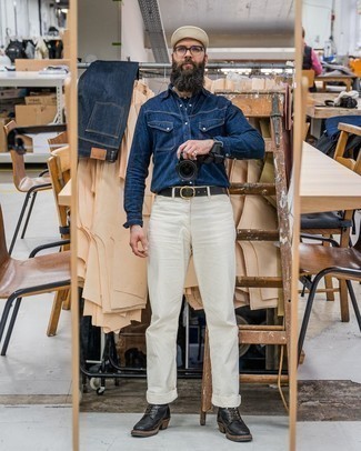 С чем носить темно-синюю джинсовую рубашку мужчине в теплую погоду в стиле кэжуал: Дуэт темно-синей джинсовой рубашки и белых джинсов позволит подчеркнуть твою индивидуальность. Хотел бы сделать лук немного элегантнее? Тогда в качестве обуви к этому образу, стоит обратить внимание на черные кожаные повседневные ботинки.