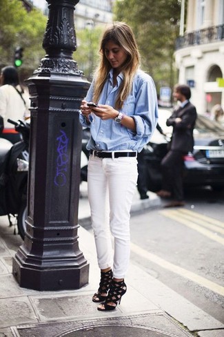 Какие джинсовые рубашки носить с белыми джинсами женщине: Джинсовая рубашка и белые джинсы прочно обосновались в гардеробе многих барышень, помогая создавать выразительные и стильные образы. Прекрасно здесь будут смотреться черные кожаные босоножки на каблуке.