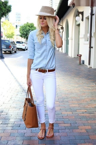 С чем носить босоножек женщине в стиле кэжуал: Сочетание голубой джинсовой рубашки и белых джинсов скинни поможет реализовать в твоем ансамбле современный городской стиль. Очень неплохо здесь будут смотреться босоножки.