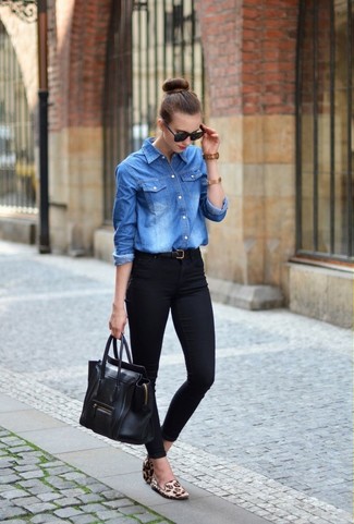 Модный лук: синяя джинсовая рубашка, черные джинсы скинни, бежевые замшевые лоферы с леопардовым принтом, черная кожаная большая сумка
