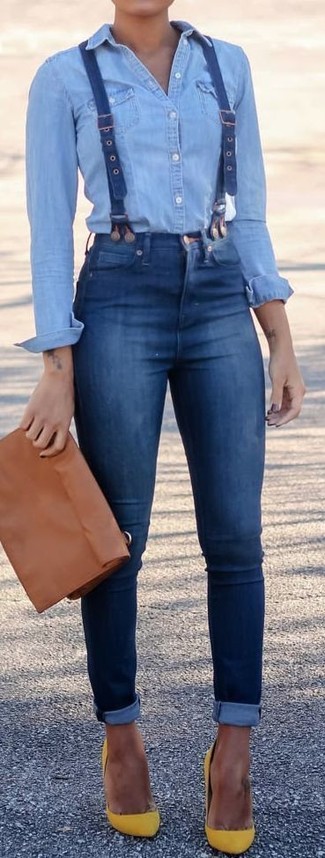Какие джинсовые рубашки носить с темно-синими джинсами скинни: Собираясь в кино или кафе, обрати внимание на лук из джинсовой рубашки и темно-синих джинсов скинни. В качестве завершения этого образа сюда просятся желтые замшевые туфли.