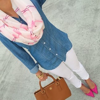 С чем носить джинсовую рубашку женщине: Джинсовая рубашка и белые джинсы скинни — неотъемлемые элементы в гардеробе барышень с отменным вкусом в одежде. Ярко-розовые замшевые туфли — идеальный выбор, чтобы завершить лук.