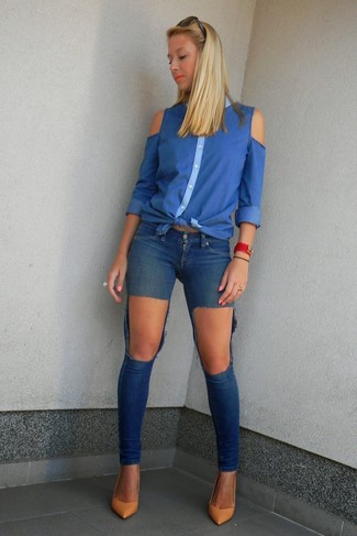 Как носить синюю джинсовую рубашку с синими джинсами в 30 лет женщине весна в стиле смарт-кэжуал: Дуэт синей джинсовой рубашки и синих джинсов смотрится очень удачно, согласна? Вместе с этим ансамблем великолепно будут выглядеть светло-коричневые кожаные туфли. Когда на смену холодной зиме приходит ласковая весна, мы снимаем теплые слои зимней одежды и встает вопрос о том, что носить, чтобы выглядеть по-весеннему свежо и неповторимо. Такой лук поможет тебе найти недостающее вдохновение.