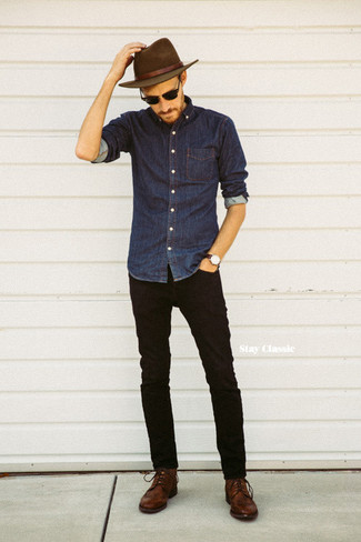 С чем носить темно-коричневую шерстяную шляпу мужчине: Если в одежде ты делаешь ставку на удобство и функциональность, темно-синяя джинсовая рубашка и темно-коричневая шерстяная шляпа — превосходный выбор для привлекательного повседневного мужского ансамбля. Если ты любишь сочетать в своих ансамблях разные стили, на ноги можно надеть коричневые кожаные туфли дерби.
