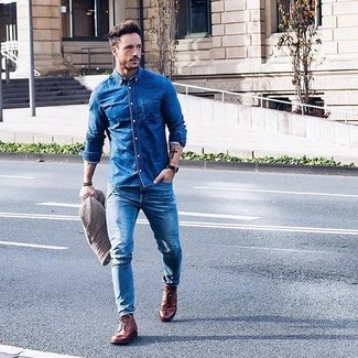 Какие ботинки броги носить с темно-синими зауженными джинсами в теплую погоду в стиле смарт-кэжуал: Если ты ценишь комфорт и функциональность, синяя джинсовая рубашка и темно-синие зауженные джинсы — отличный вариант для расслабленного повседневного мужского образа. Почему бы не привнести в этот лук на каждый день толику изысканности с помощью ботинок броги?