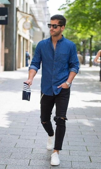 Как носить белые низкие кеды с черными зауженными джинсами мужчине лето: Если в одежде ты ценишь комфорт и функциональность, синяя джинсовая рубашка и черные зауженные джинсы — классный выбор для привлекательного повседневного мужского лука. Очень кстати здесь смотрятся белые низкие кеды. Само собой разумеется, подобный лук станет великолепной идеей в знойный летний день.