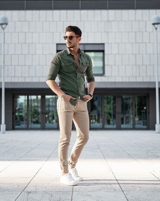 С чем носить темно-зеленую джинсовую рубашку в 20 лет мужчине в теплую погоду: Если в одежде ты отдаешь предпочтение комфорту и функциональности, тебе понравится сочетание темно-зеленой джинсовой рубашки и светло-коричневых зауженных джинсов. Пара белых низких кед из плотной ткани легко интегрируется в этот образ.