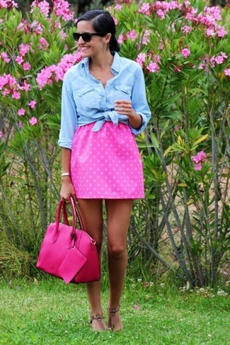 С чем носить ярко-розовую юбку в 30 лет в стиле кэжуал: Поклонницам расслабленного стиля полюбится тандем голубой джинсовой рубашки и ярко-розовой юбки. Этот образ выигрышно завершат коричневые кожаные вьетнамки.