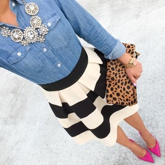 Модный лук: синяя джинсовая рубашка, черно-белая короткая юбка-солнце в горизонтальную полоску, ярко-розовые замшевые туфли, светло-коричневый замшевый клатч с леопардовым принтом