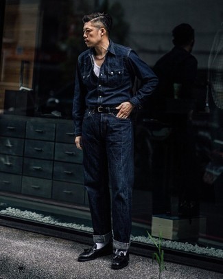 Какие джинсы носить с синей джинсовой рубашкой мужчине лето в стиле кэжуал: Синяя джинсовая рубашка и джинсы прочно закрепились в гардеробе многих мужчин, помогая создавать выразительные и стильные луки. Любители экспериментировать могут закончить лук черными кожаными лоферами с кисточками, тем самым добавив в него немного нарядности. Такой образ обеспечит тебе необходимое удобство в жару.