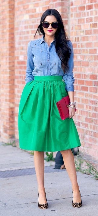 С чем носить зеленую пышную юбку в 30 лет: Дуэт синей джинсовой рубашки с украшением и зеленой пышной юбки позволит составить интересный лук в стиле кэжуал. В паре с этим луком наиболее выигрышно будут выглядеть бежевые замшевые туфли с леопардовым принтом.
