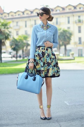 Модный лук: голубая джинсовая рубашка, черная пышная юбка с цветочным принтом, черные кожаные туфли, бирюзовая кожаная большая сумка