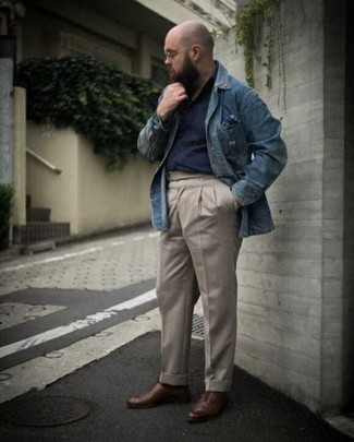 Как носить синюю джинсовую рубашку с бежевыми брюками чинос в теплую погоду: Синяя джинсовая рубашка и бежевые брюки чинос — беспроигрышный образ, если ты ищешь простой, но в то же время модный мужской образ. Не прочь привнести сюда нотку строгости? Тогда в качестве дополнения к этому луку, обрати внимание на коричневые кожаные туфли дерби.