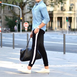 Как носить голубую джинсовую рубашку с белыми низкими кедами в 20 лет мужчине: Дуэт голубой джинсовой рубашки и черно-белых спортивных штанов - самый простой из возможных образов для активного отдыха. Что до обуви, заверши лук белыми низкими кедами.