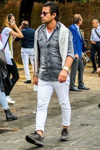 С чем носить белые брюки в 30 лет мужчине в теплую погоду в спортивном стиле: Серая джинсовая рубашка и белые брюки позволят создать легкий и практичный лук для выходного дня в парке или вечера в шумном заведении с друзьями. Пара темно-коричневых кроссовок очень просто интегрируется в этот лук.