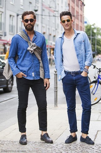 С чем носить голубую джинсовую рубашку мужчине: Голубая джинсовая рубашка и темно-синие джинсы украсят твой гардероб. Что касается обуви, темно-синие замшевые мокасины — наиболее приемлимый вариант.