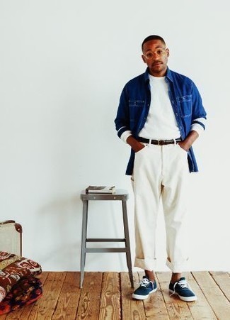 Мужские луки: Темно-синяя джинсовая рубашка и белые джинсы — необходимые вещи в арсенале современного жителя мегаполиса. В паре с этим луком наиболее уместно выглядят темно-сине-белые низкие кеды из плотной ткани.