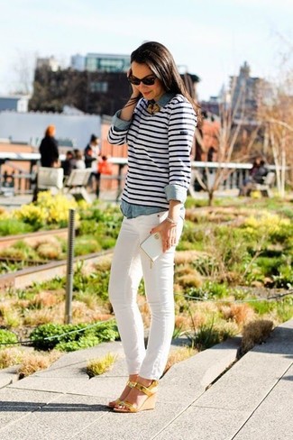 Как носить белые джинсы с синей джинсовой рубашкой в 30 лет женщине в теплую погоду в стиле смарт-кэжуал: Поклонницам непринужденного стиля придется по вкусу образ из синей джинсовой рубашки и белых джинсов. Что же до обуви, золотые кожаные босоножки на танкетке — наиболее уместный вариант.