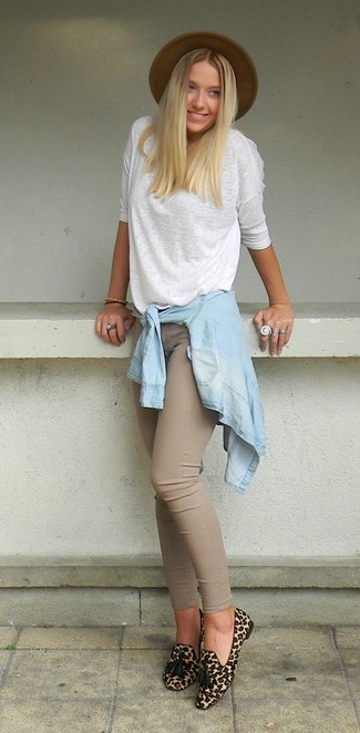 Модный лук: голубая джинсовая рубашка, белая футболка с длинным рукавом, серые джинсы скинни, светло-коричневые замшевые лоферы с кисточками с леопардовым принтом