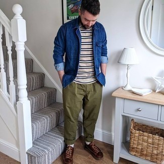 Как носить синюю джинсовую рубашку с темно-зелеными брюками чинос в 30 лет лето в стиле кэжуал: Синяя джинсовая рубашка и темно-зеленые брюки чинос — неотъемлемые вещи в гардеробе джентльменов с чувством стиля. В паре с этим луком наиболее уместно будут выглядеть темно-коричневые кожаные низкие кеды. Этот образ может стать хорошим решением, когда на улице духота, и ты не представляешь, что надеть.