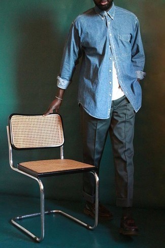 Какие джинсовые рубашки носить с темно-зелеными брюками чинос в 30 лет в теплую погоду: Джинсовая рубашка в паре с темно-зелеными брюками чинос позволит выразить твою индивидуальность и выигрышно выделиться из общей массы. Разнообразить ансамбль и добавить в него толику классики помогут темно-коричневые кожаные лоферы.