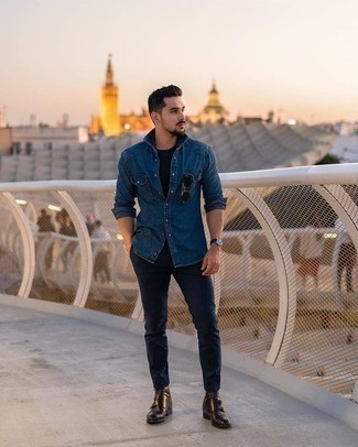 Какие джинсовые рубашки носить с коричневыми ботинками челси мужчине в стиле смарт-кэжуал: Джинсовая рубашка и темно-синие брюки чинос идеально подходят для создания городского лука на будние дни. Коричневые ботинки челси добавят образу стильной строгости.