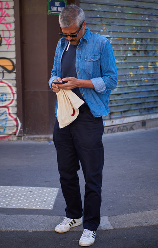 С чем носить большую сумку из плотной ткани за 40 лет мужчине: Если в одежде ты делаешь ставку на удобство и практичность, синяя джинсовая рубашка и большая сумка из плотной ткани — великолепный выбор для привлекательного мужского ансамбля на каждый день. Закончив лук бело-черными низкими кедами из плотной ткани, можно получить потрясающий результат.