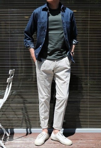 С чем носить темно-синюю джинсовую рубашку за 50 лет мужчине: Темно-синяя джинсовая рубашка и белые брюки чинос помогут составить гармоничный и модный ансамбль. Весьма подходяще здесь будут смотреться белые низкие кеды из плотной ткани.