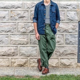 Какие джинсовые рубашки носить с коричневыми ботинками дезертами в 30 лет осень: Образ из джинсовой рубашки и темно-зеленых брюк чинос позволит составить необыденный мужской лук в расслабленном стиле. В паре с этим луком наиболее уместно будут смотреться коричневые ботинки дезерты. Это стильный ансамбль, который прекрасно подойдет для прохладной погоды.